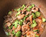 รูปขั้นตอนการทำที่ 4 ของ สะตอผัดกะปิกุ้งหมูสามชั้น