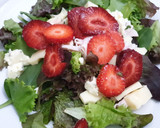 Foto del paso 3 de la receta: Ensalada con fresas, papaya, quesos roquefort y emmental🧀🧀