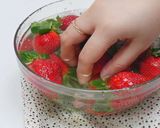 Foto langkah ke 1 dari resep Korean Strawberry Milk.
