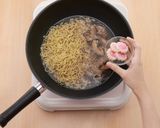 A picture of step 4 of Mie Ramen ala Jepang.