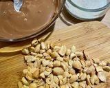 Une image de l'étape 4 de Barres protéinées beurre de cacahuète, purée de noisettes Omie, coco, poudre d’amande et chocolat.