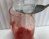 Foto langkah ke 2 dari resep Strawberry Banana Milk.