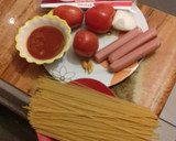 Foto del paso 1 de la receta: Espagueti rojo, con salchicha y tocino