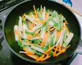 Foto langkah ke 2 dari resep Seledri, Wortel & Paprika Tumis Miso.