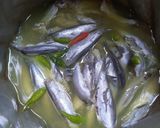Foto langkah ke 4 dari resep Ikan Tembang Kuah Nanas.