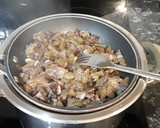 Foto del paso 2 de la receta: Revuelto de troncos de acelgas con jamón y cebolla al vino tinto