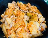 Hình bước làm 2 của món Cà tím xào thịt, canh kim chi(김치찌개)
