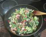 Foto del paso 2 de la receta: Salteado de arroz, verduras y salchichas