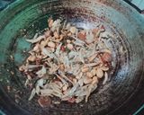 Foto langkah ke 3 dari resep Tumis Teri Kacang Bumbu Iris.