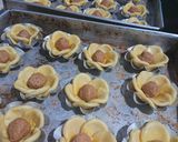 Foto langkah ke 3 dari resep Pastry Bunga isi kacang.