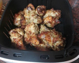 Foto del paso 4 de la receta: Jamoncitos de pollo embarrados en mojo y asados en freidora de aire con papas fritas