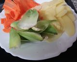 Foto del paso 5 de la receta: Bacallà cuinat a baixa temperatura sobre un llit de sofregit amb pols de vegetals,faves caramel·litzades salsa de bolets