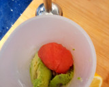 Foto del paso 2 de la receta: Chupito de crema de aguacate con salmón