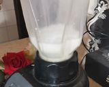 A picture of step 2 of Strawberry shake.