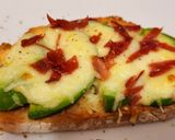 Foto del paso 5 de la receta: Tostas de aguacate con queso gratinado y jamón