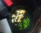 Foto del paso 3 de la receta: Bocadillo de lacón, queso fresco y pimiento verde frito