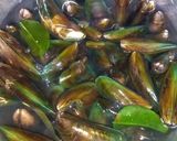 Foto langkah ke 2 dari resep Kerang hijau Saus Padang.