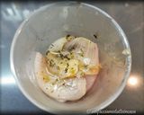 Foto del passaggio 1 della ricetta Tartare di Branzino al Pepe Rosa e Cipolle di Breme