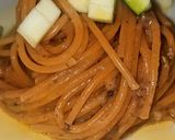 Foto del paso 7 de la receta Espaguetis de ajo y guindilla con salsa de champiñones y crujiente de calabacín