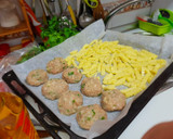 Foto del paso 2 de la receta: Albóndigas con salsa de vino y patatas al horno con esalada 🥑