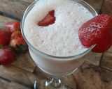 A picture of step 2 of Refreshing Strawberry milkshake.