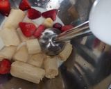 Foto langkah ke 2 dari resep Jus Strawberry Pisang Susu ala Mbak Ella.