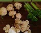 Foto langkah ke 1 dari resep Tumis Brokoli Jamur.