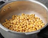 A picture of step 1 of White Matar Curry 😋 Matar chaat masala.