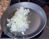 Foto del paso 1 de la receta: Habas con champiñones y huevos de codorniz