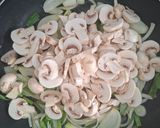 A picture of step 4 of Stir Fry Mushroom.