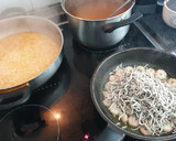 Foto del paso 1 de la receta: Arroz meloso con gulas y gambas