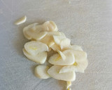 Foto del paso 3 de la receta: Huevos rotos con gulas y langostinos