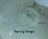 Foto langkah ke 6 dari resep Bolu Pisang Sunpride (oven).