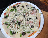 Foto del paso 4 de la receta: Pizza de espinacas, cebolla, bacon y aceitunas negras