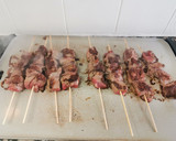 Foto del paso 2 de la receta: Enfilalls d'entrecot de vaca amb salsa de mostassa i mel