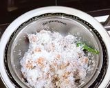 Foto langkah ke 2 dari resep Kue keranjang kukus kelapa.