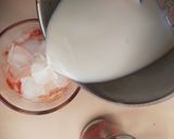 Foto langkah ke 2 dari resep Strawberry Latte.