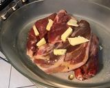 Une image de l'étape 5 de Épaule d'agneau confite au miel et abricot, ail en chemise.