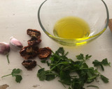 Foto del paso 1 de la receta: Cogollos, caballa y “skyrella” con aliño especial de tomate seco y mostaza