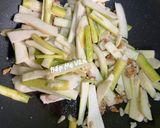Hình bước làm 3 của món Ngó Môn Xào Tỏi