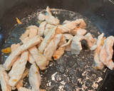 A picture of step 3 of Stir-fried string beans and pork with sweet soy sauce.