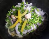 Foto del paso 6 de la receta: Pollo en salsa reducida de sofrito con limón encurtido