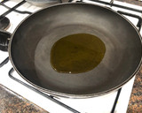Foto del paso 1 de la receta: Setas salteadas con ajetes tiernos y solomillo de pechuga de pollo