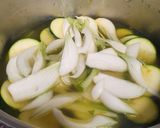 Foto del paso 1 de la receta Crema de calabacín y cebolleta con pesto y tosta gratinada