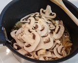 Foto del paso 3 de la receta: Pollo guisado con berenjena, champiñones y taquitos de jamón