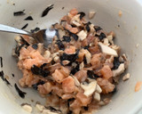 Foto del paso 2 de la receta: Tartar de salmón y mostaza en pan de gambas