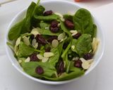 Vörösáfonyás, mandulás spenót saláta recept fázis 3 fotója
