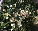 Foto del paso 3 de la receta: Tacos de rajas- requesón de tortilla azul