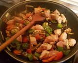 Foto del paso 3 de la receta: Arroz con verduras y pollo al horno