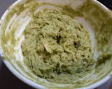 Foto del paso 3 de la receta: Huevos rellenos de bonito y aguacate al wasabi